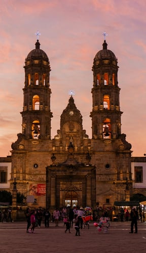 Basílica de Zapopan al atardecer bajo un cielo rosado