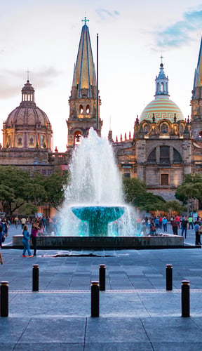 Catedral de Guadalajara y fuente en la plaza al anochecer