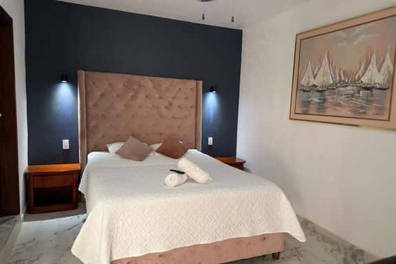 Habitación a 1 cuadra de la gran plaza - Imagen 1
