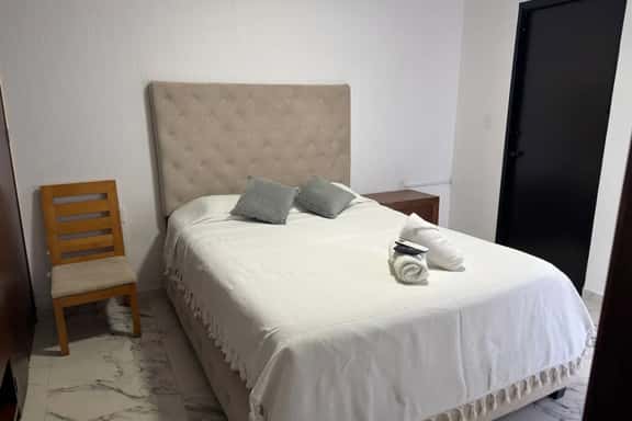 Habitación a 1 cuadra de la gran plaza - Imagen 1