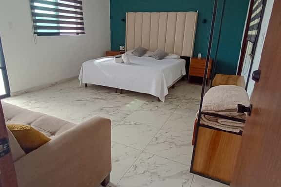 Habitación a 1 cuadra de la gran plaza - Imagen 1