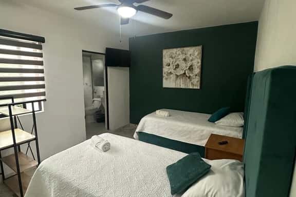 Habitación a 1 cuadra de la gran plaza - Imagen 1