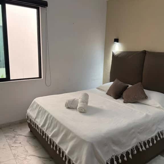 Habitación a 1 cuadra de la gran plaza - Imagen 1