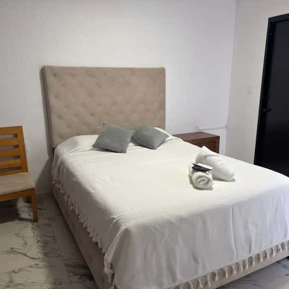 Habitación a 1 cuadra de la gran plaza - Imagen 1