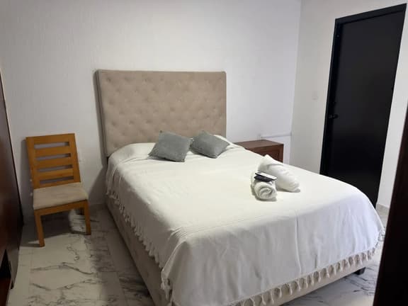 Habitación a 1 cuadra de la gran plaza - Image 1